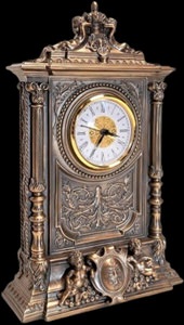 Detalje af de tredimensionelle englefigurer i bunden af Veronese-uret, fremstillet i bronze-lignende finish. Engle med vinger og yndefulde positurer